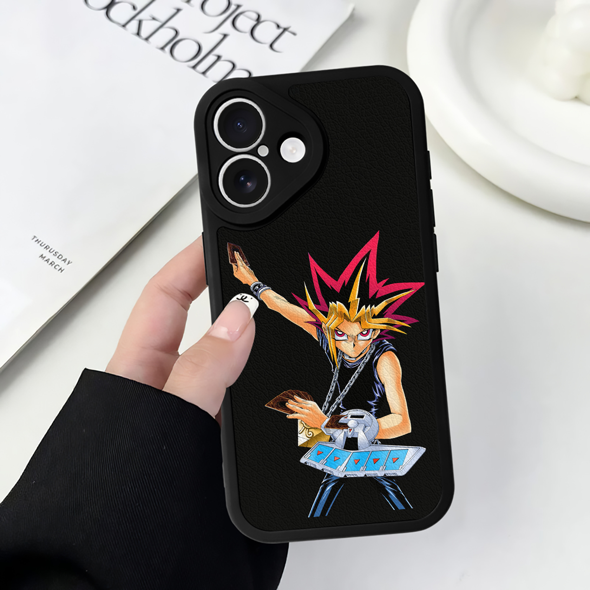 （画像用） 遊☆戯☆王 Yu-Gi-Oh! 【iPhone 16シリーズ対応】シリコンスマホケース（レザー調） 材質：シリコン
